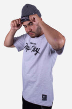 Homem usando Gorro Collab Starter x Compton 310 Cinza com estilo streetwear e camiseta gray com estampa.