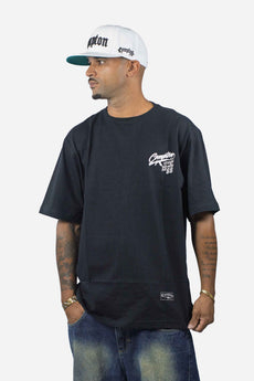 Modelo vestindo a peça: Camiseta Compton Oversized Bullet Preta