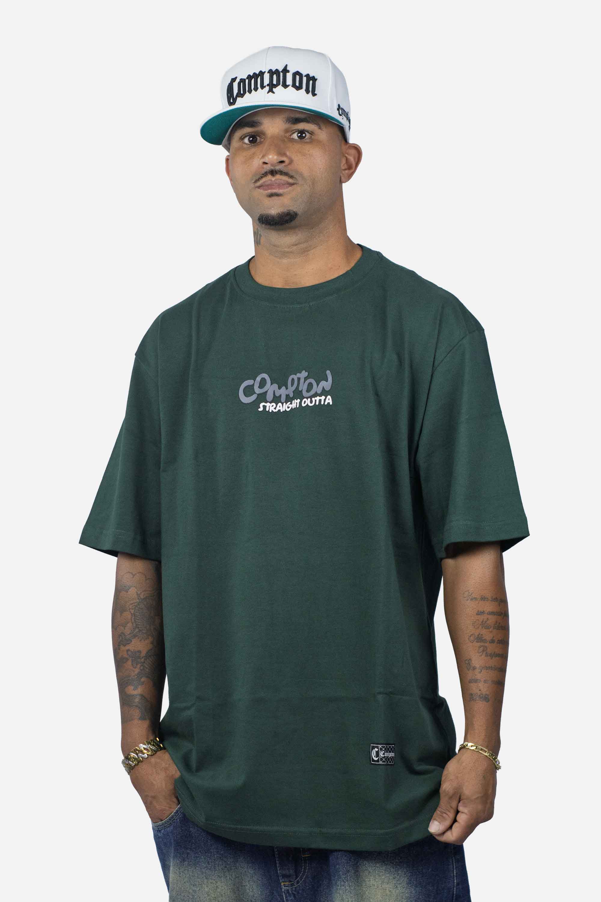 Camiseta Compton Oversized Straigh Outta Verde Militar