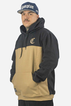 Modelo vestindo a peça: Moletom Compton Canguru Bicolor Bordado Preto E Caqui