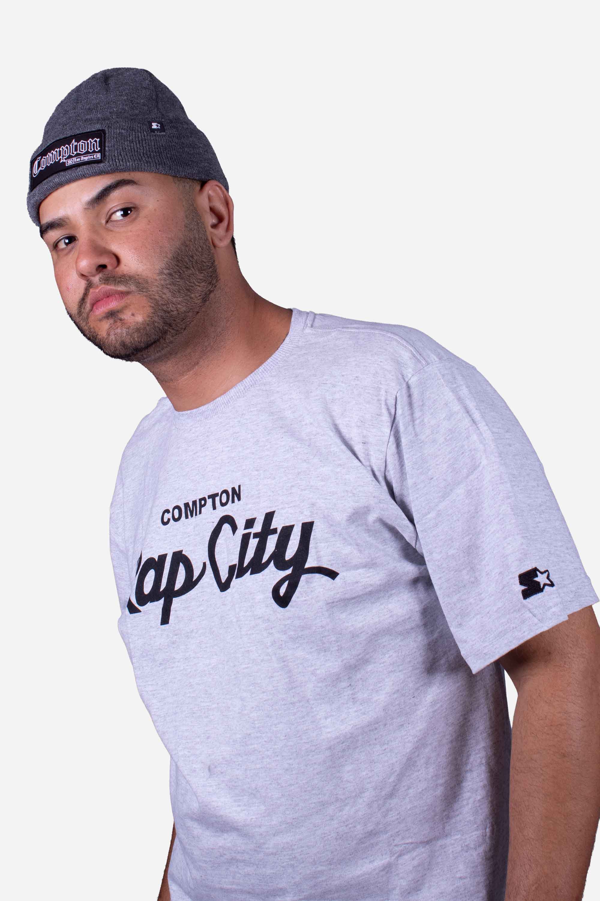 Gorro Collab Starter x Compton 310 Cinza worn by a man in a grey T-shirt with streetwear style.