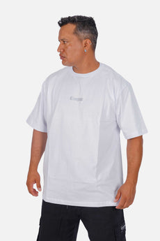 Modelo vestindo a peça: Camiseta Compton Oversized Logo Refletivo Branca