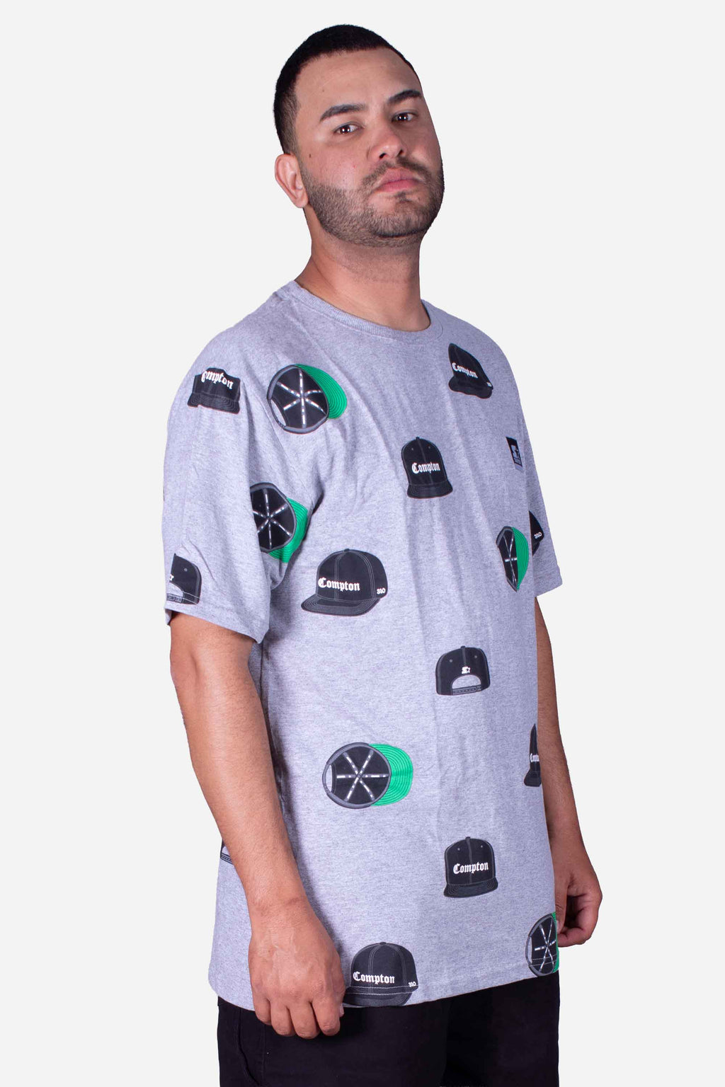 Camiseta Collab Starter x Compton Cap Cinza Mescla com estampa de bonés em malha cinza mescla.