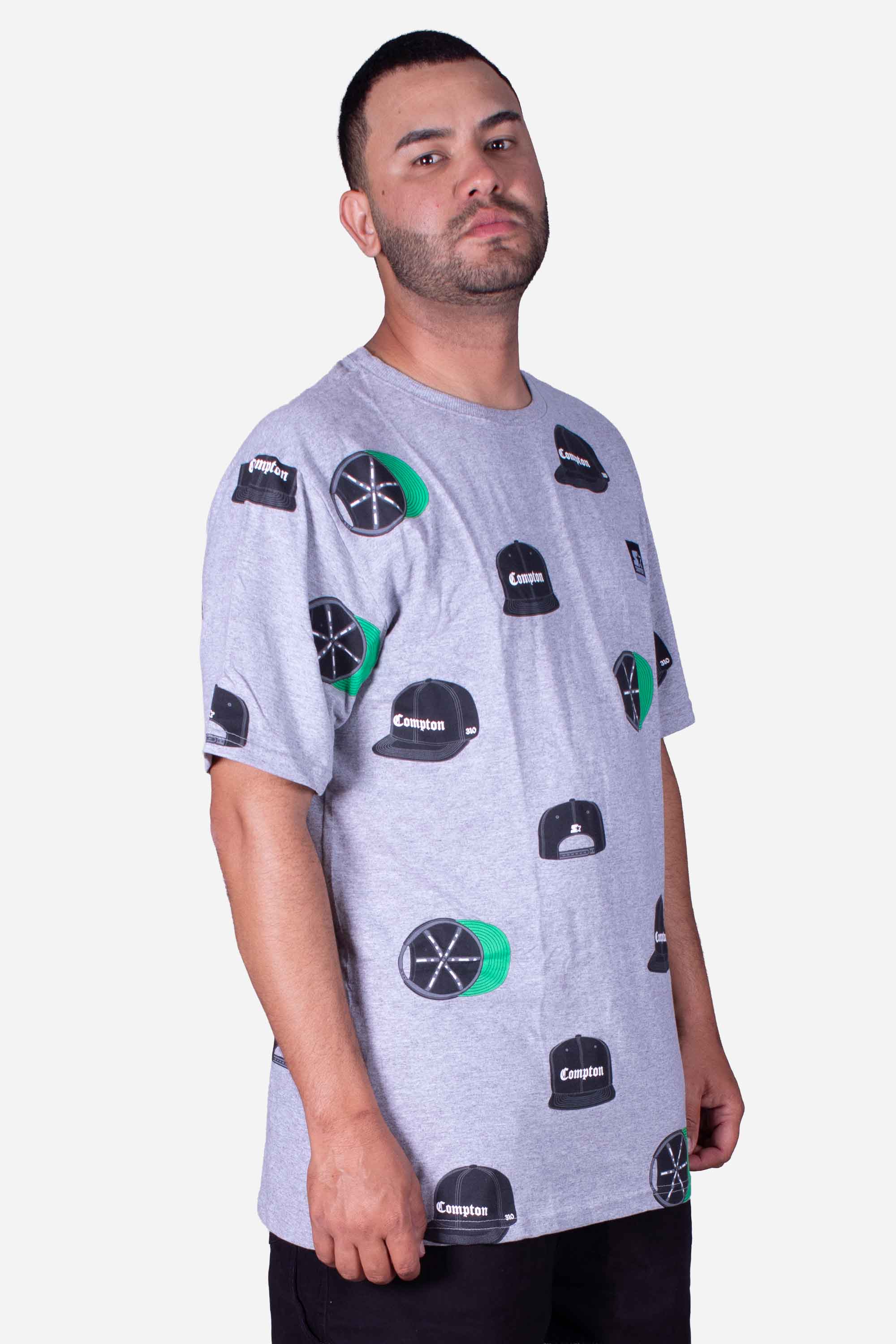 Camiseta Collab Starter x Compton Cap Cinza Mescla com estampa de bonés em malha cinza mescla.
