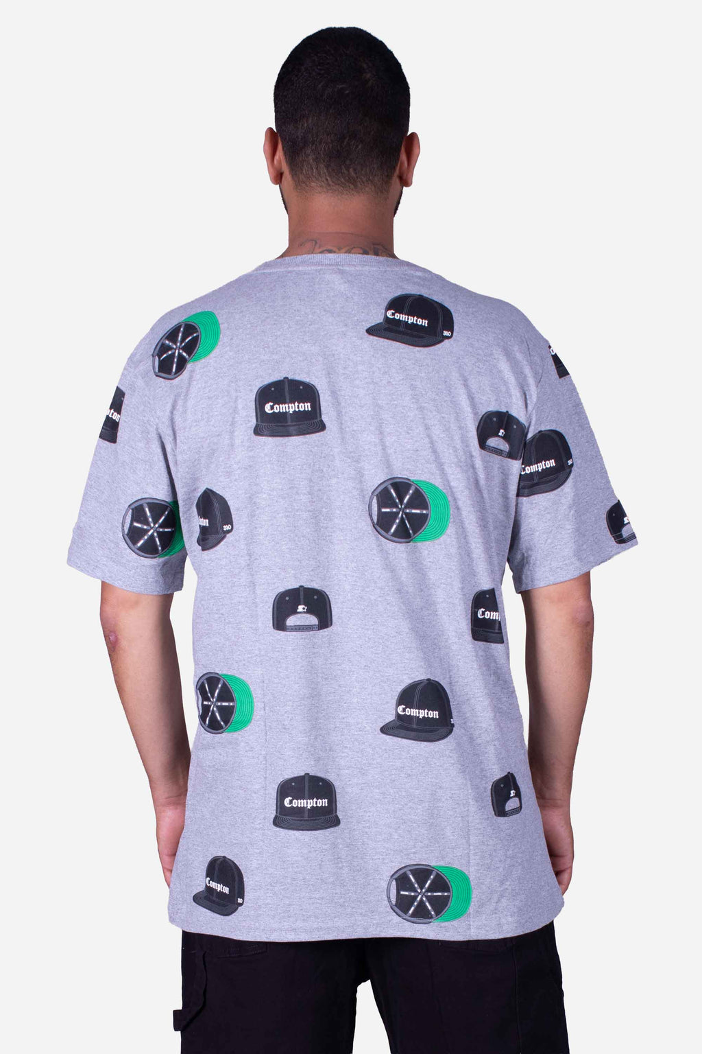Camiseta Collab Starter x Compton Cap Cinza Mescla com estampa de bonés Compton.