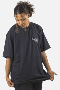 Modelo vestindo a peça: Camiseta Compton Oversized Fatal Weapon Preta