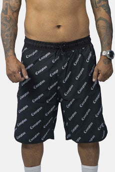 Modelo vestindo a peça: Bermuda Compton Tactel Full Printi Script Preta