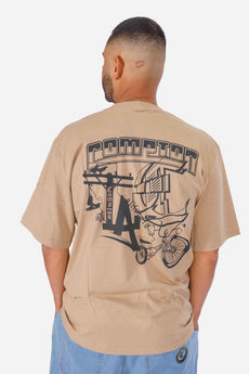Modelo vestindo a peça: Camiseta Compton Oversized Lowbike Legacy Caqui