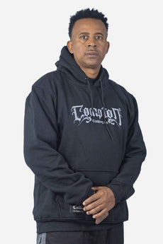 Modelo vestindo a peça: Moletom Compton Canguru Medieval Preto