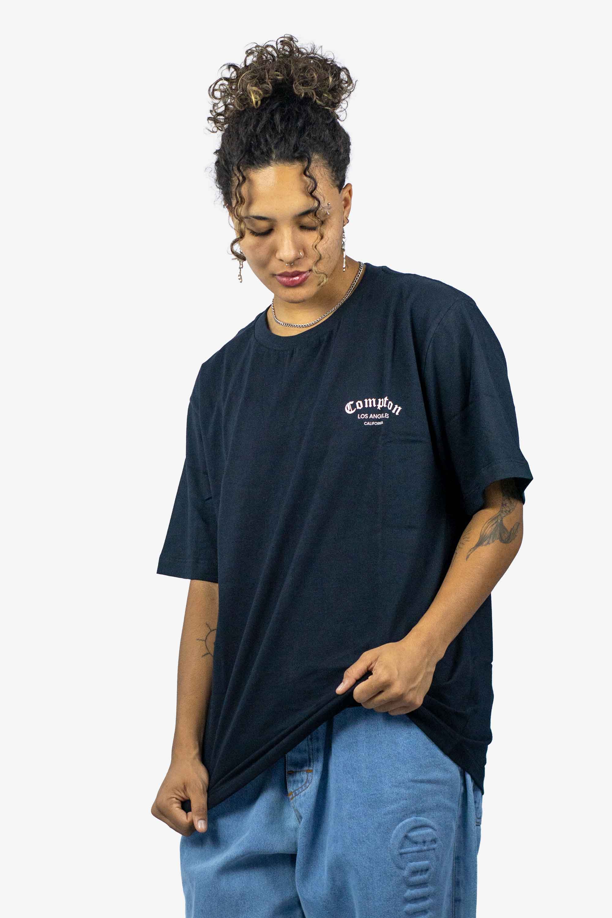 Camiseta Compton Oversized Los Angeles Flag Preta