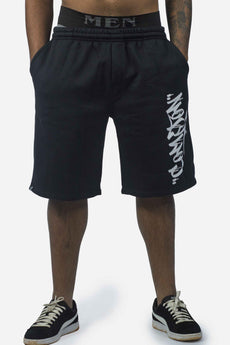 Modelo vestindo a peça: Bermuda Moletom Compton Drop Drained Preta