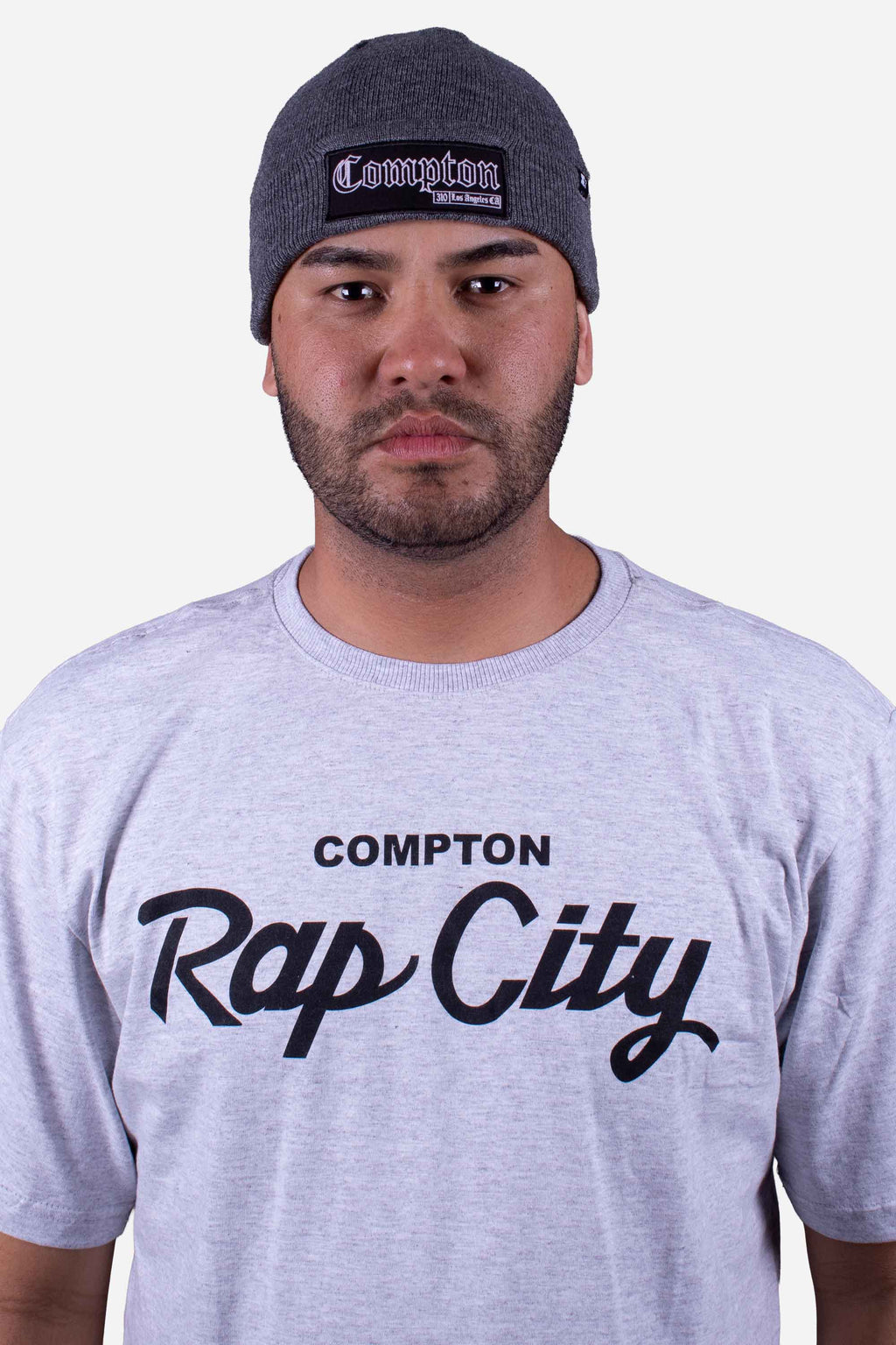 Gorro Collab Starter x Compton 310 Cinza model wearing a gray beanie and Compton Rap City t-shirt.
