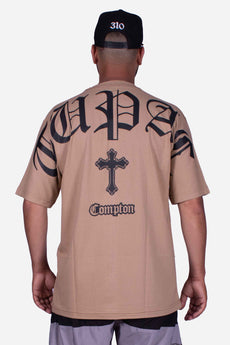 Modelo vestindo a peça: Camiseta Compton Oversized Tupac Caqui