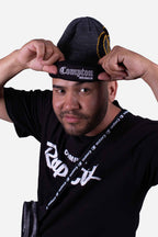 Imagem de homem usando Gorro Collab Starter x Compton Capital C com design bicolor e logo em destaque.