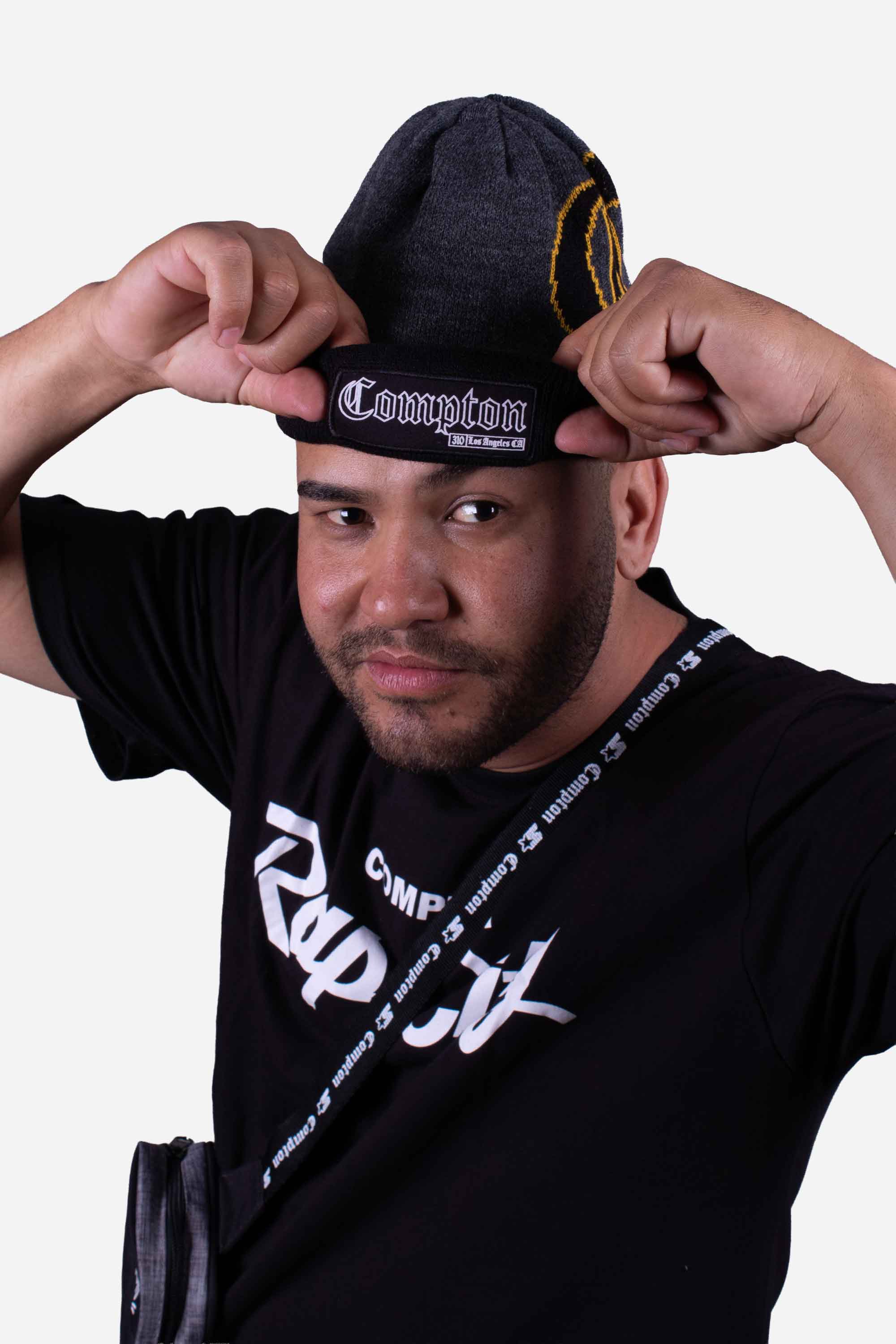 Imagem de homem usando Gorro Collab Starter x Compton Capital C com design bicolor e logo em destaque.