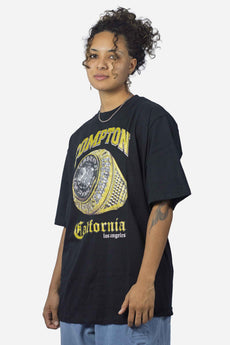 Modelo vestindo a peça: Camiseta Compton Oversized Champion Rings Preta