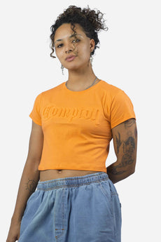 Modelo vestindo a peça: Cropped Compton Relevo 3D Laranja