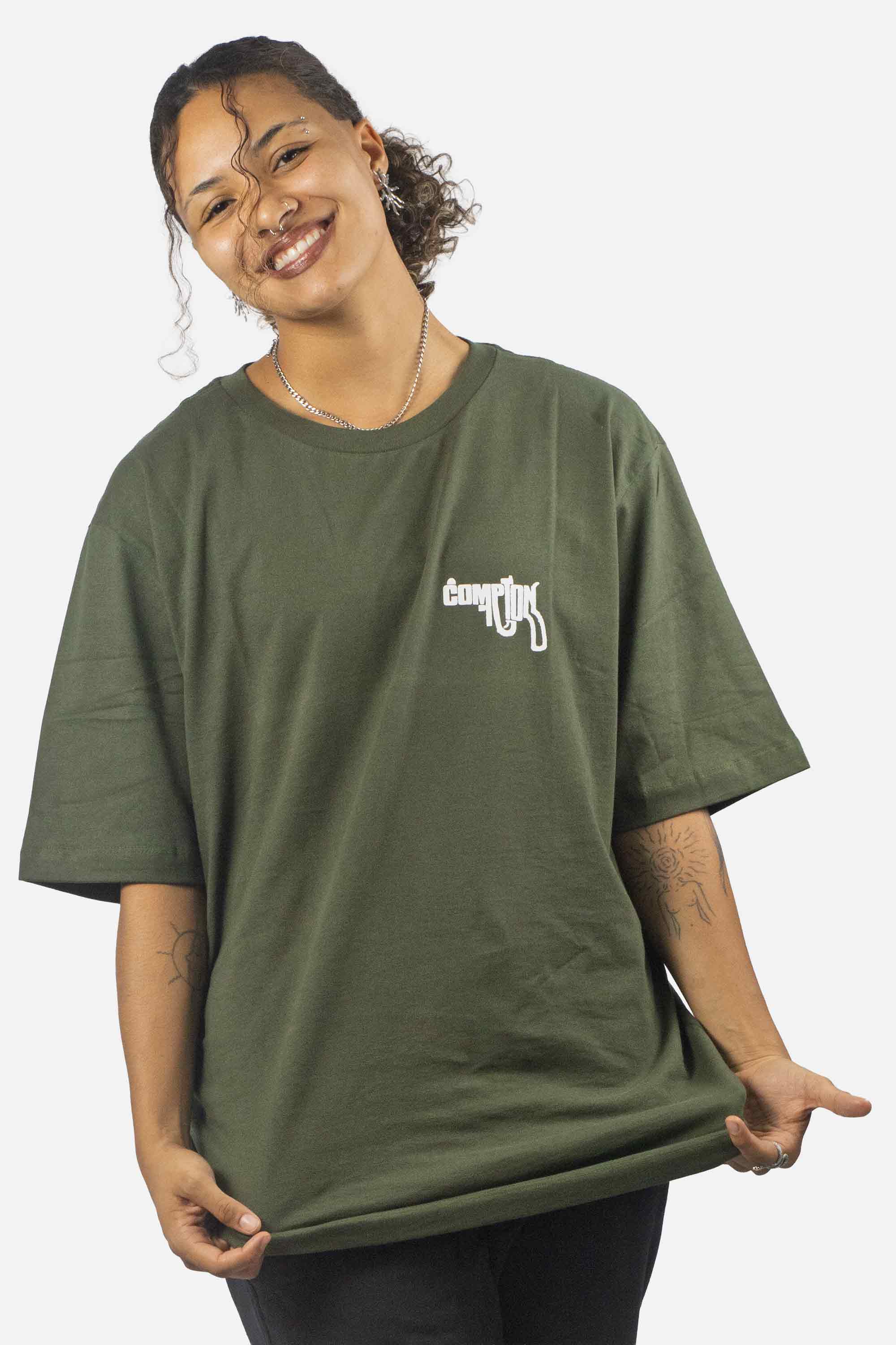 Camiseta Compton Oversized Fatal Weapon Verde Militar