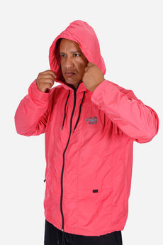 Modelo vestindo a peça: Jaqueta Compton Corta Vento Street Pulse Rosa