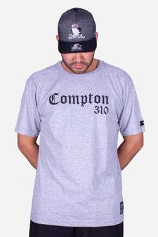 Modelo vestindo a peça: Camiseta Collab Starter x Compton 310 Cinza Mescla