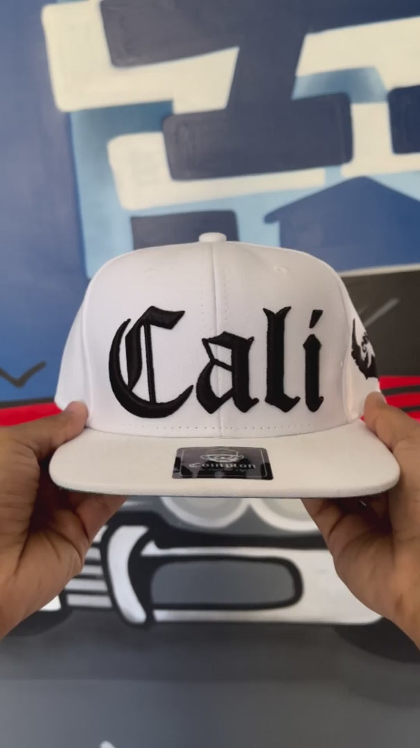 Boné Compton Aba Reta Snapback Cali Branco