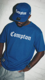 Kit Compton: Camiseta Oversized Compton Azul + Boné Aba Reta Snapback Compton Azul