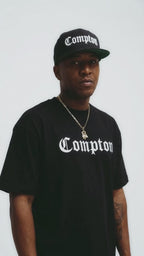 Kit Compton: Camiseta Oversized Compton + Boné Aba Reta Snapback Compton Preto